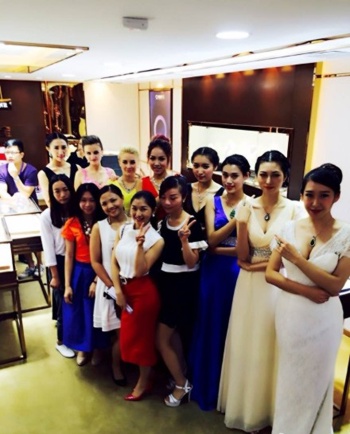 香港钱隆珠宝泉州门店开业工作人员合影