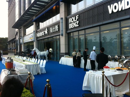 厨师精心准备德国风味美食