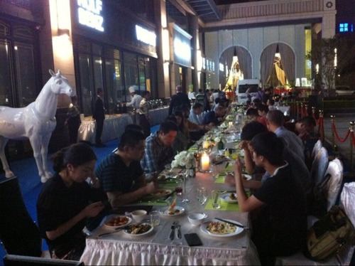 来宾享受纯正德式美食