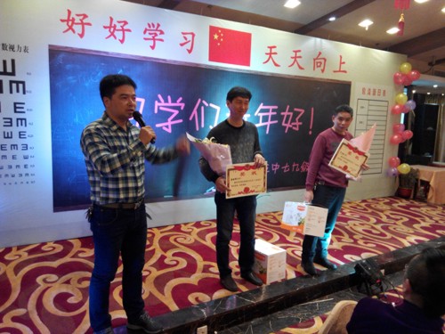 热心奔波筹办同学会的同学获得“三好学生”奖状