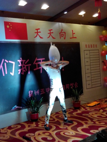 二人转演员特技-鼻子吹爆橡胶手套