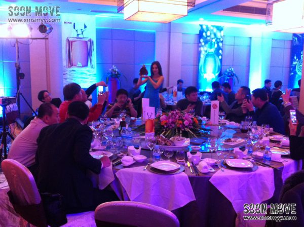 御鹿干邑250周年酒宴外籍模特展示至臻美酒2