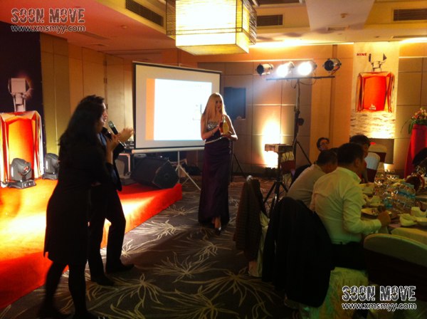 御鹿干邑250周年酒宴外籍模特展示至臻美酒5