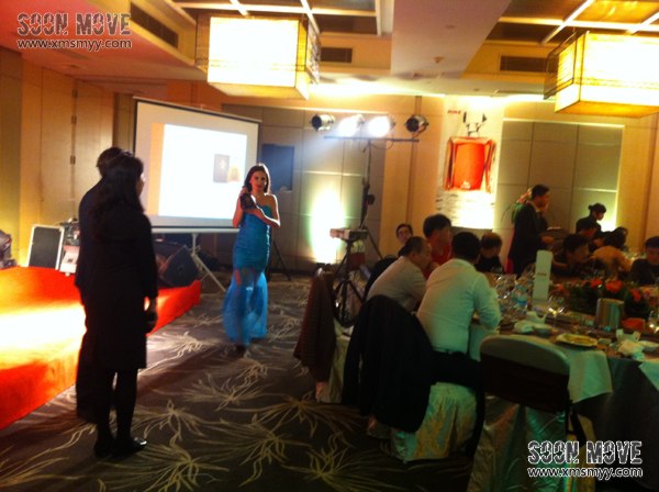 御鹿干邑250周年酒宴外籍模特展示至臻美酒5