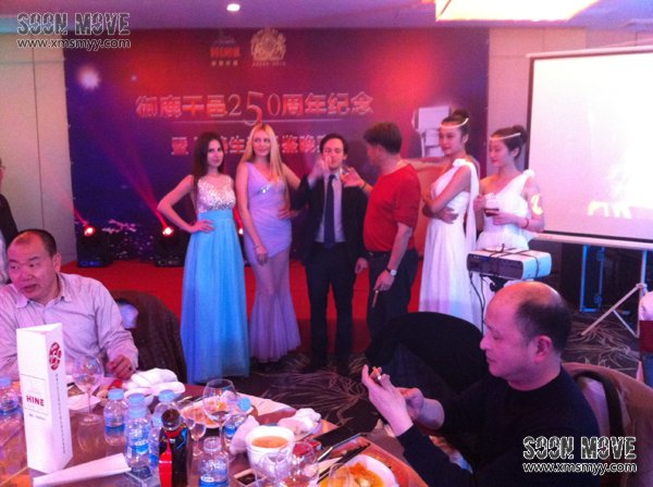 中外籍模特与来宾合影留念