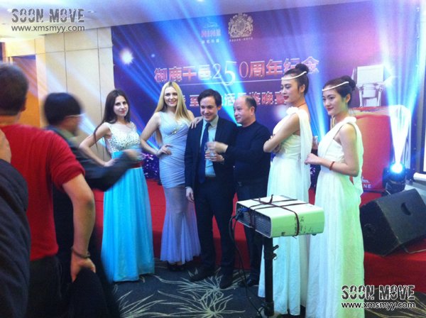 中外籍模特与来宾合影留念2