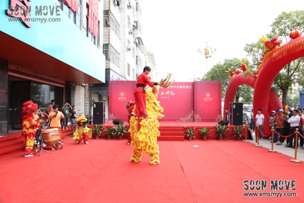 开业庆典上舞狮表演