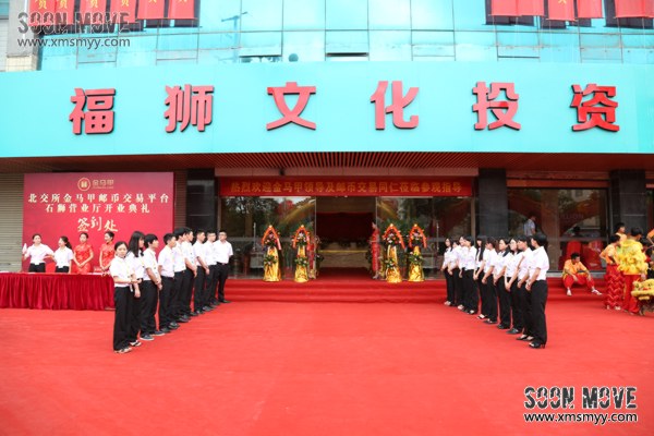 企业员工列队欢迎来宾光临新营业厅