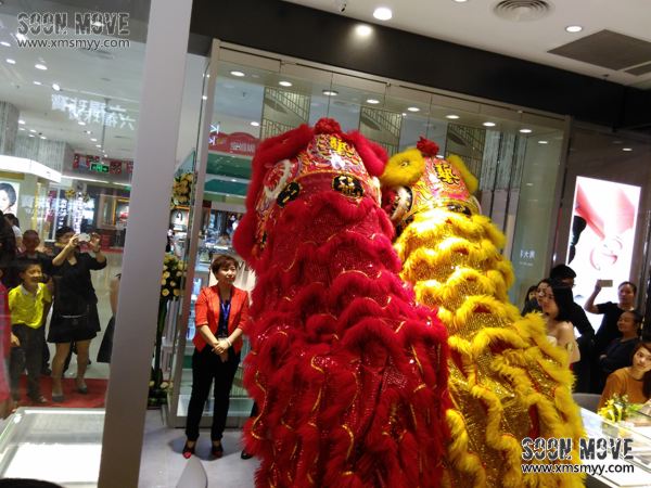 周生生泉州浦西万达店开业舞狮表演