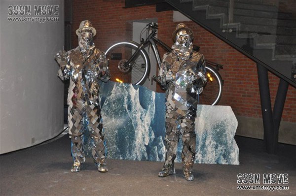 镜面人行为艺术２