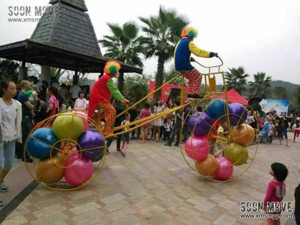 巨型三轮车小丑巡游