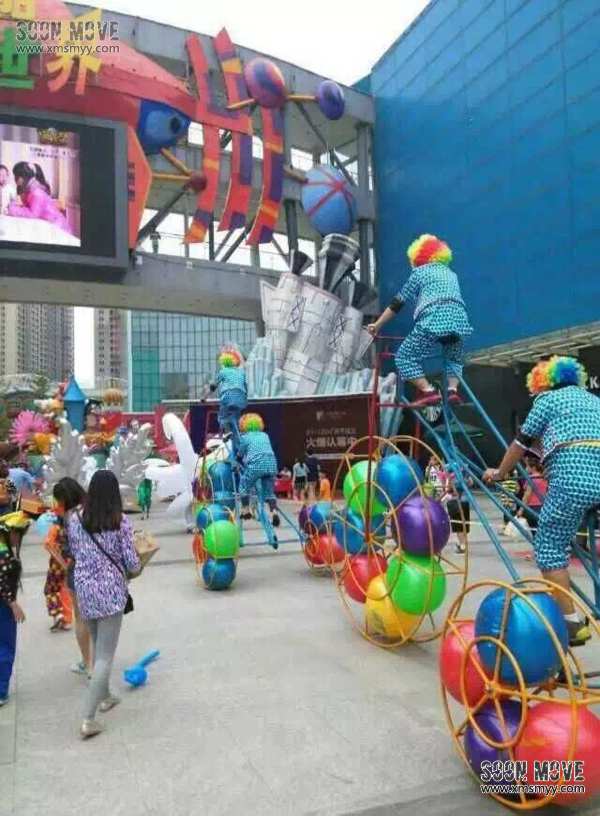 巨型三轮车小丑巡游