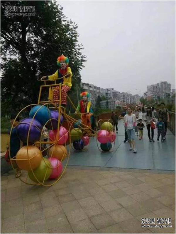巨型三轮车小丑巡游