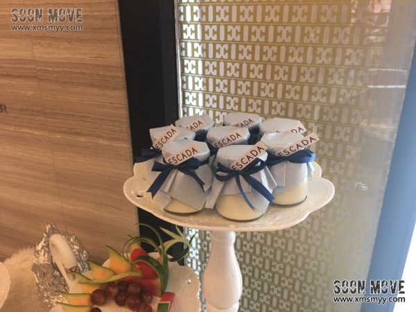 ESCADA新品绽放，时尚美模展示靓丽服饰 (1)