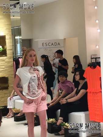 ESCADA新品绽放，时尚美模展示靓丽服饰 (4)