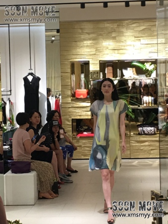 ESCADA新品绽放，时尚美模展示靓丽服饰 