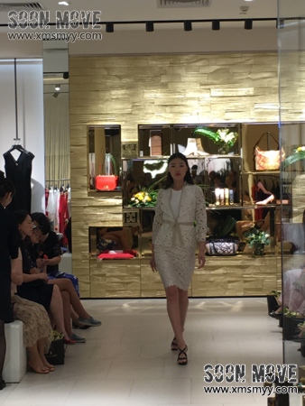 ESCADA新品绽放，时尚美模展示靓丽服饰 (